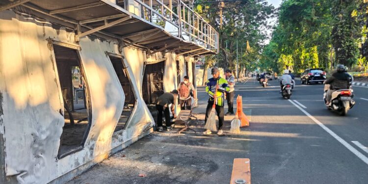Ojol dan Warga Kompak Bersihkan Pos Polisi yang Dibakar Massa di Surabaya