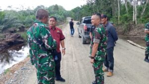 Dandim dan Dinas PUPR Aceh Barat Tinjau Jalan Desa Seumuling Kecamatan Bubon