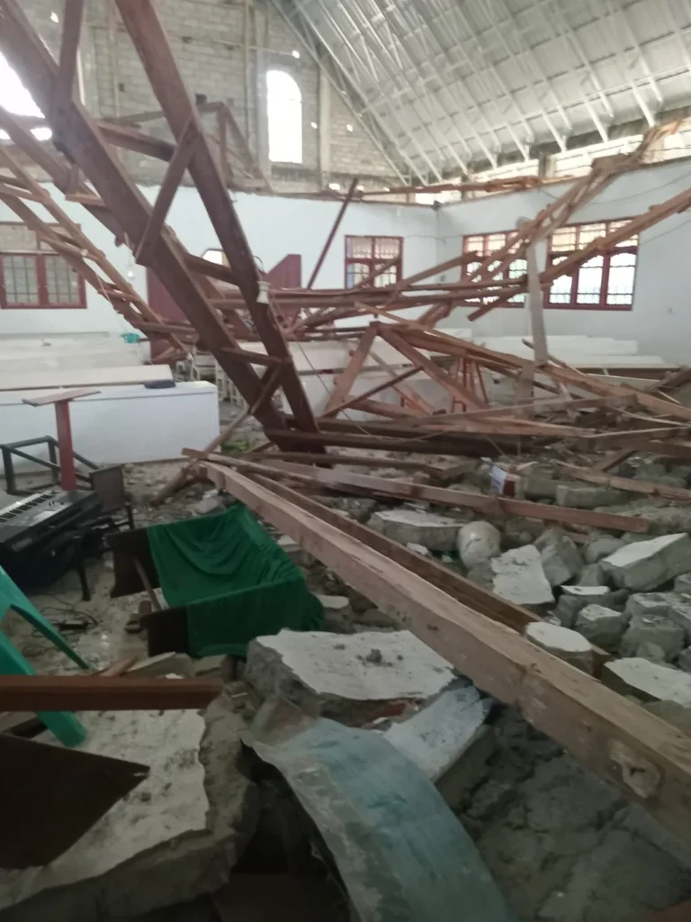 fdc47b8f79ed997e9ccf35c45b85ff0e-50c2fb90_8f50_4692_9104_dda019e747e5-768x1024 Gempa Magnitudo 6 Guncang Poso, Gereja Roboh, Puluhan Jemaat Luka