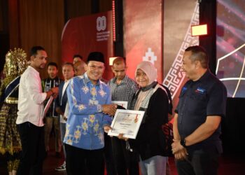 Wagub Serahkan Penghargaan untuk Wartawan Peliput Proses Perdamaian Aceh