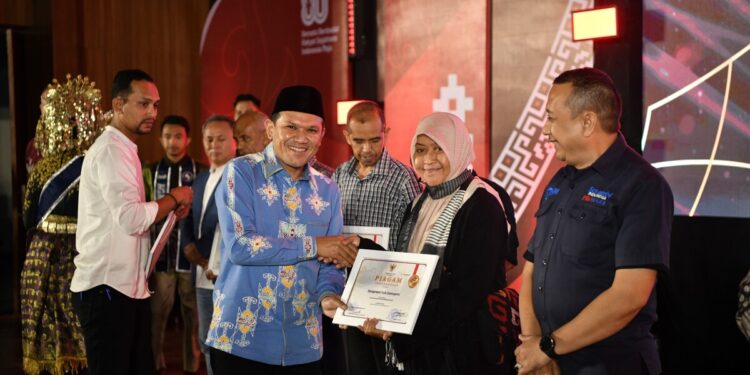 Wagub Serahkan Penghargaan untuk Wartawan Peliput Proses Perdamaian Aceh