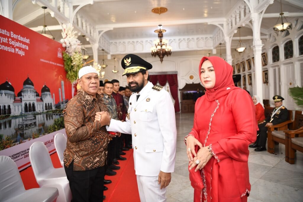 Peringatan HUT RI ke-80, Gubernur Aceh dan Istri Serahkan cendera mata pada Keluarga Pahlawan