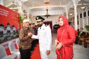 Peringatan HUT RI ke-80, Gubernur Aceh dan Istri Serahkan cendera mata pada Keluarga Pahlawan