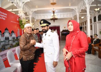 Peringatan HUT RI ke-80, Gubernur Aceh dan Istri Serahkan cendera mata pada Keluarga Pahlawan