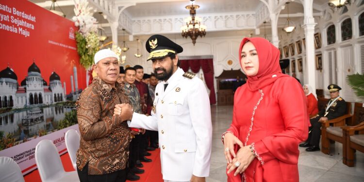Peringatan HUT RI ke-80, Gubernur Aceh dan Istri Serahkan cendera mata pada Keluarga Pahlawan