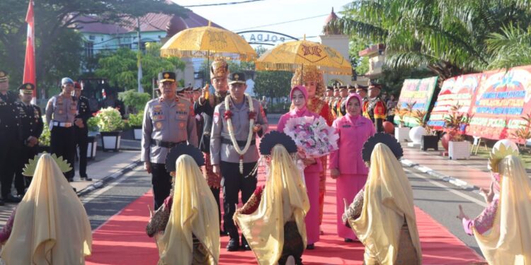 Tiba di Polda Aceh, Brigjen Marzuki Ali Basyah Disambut Tarian Ranup Lampuan