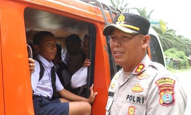 Kapolres Simalungun Turun Langsung Sapa Anak Sekolah, Ingatkan Bahaya Naik di Atas Capmobil
