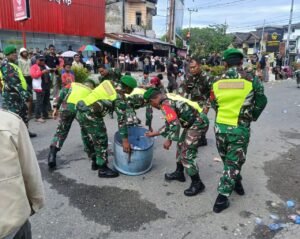 Anggota Kodim 0105/Aceh Barat Lakukan Aksi Bersih-Bersih Saat Demo Mahasiswa