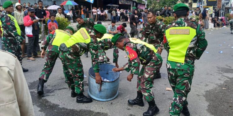 Anggota Kodim 0105/Aceh Barat Lakukan Aksi Bersih-Bersih Saat Demo Mahasiswa
