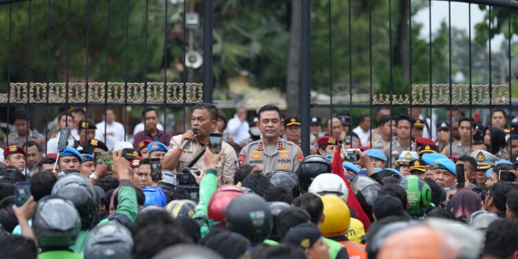 Driver Ojol Medan Gelar Aksi Solidaritas Kenang Affan Kurniawan di Mapolda Sumut