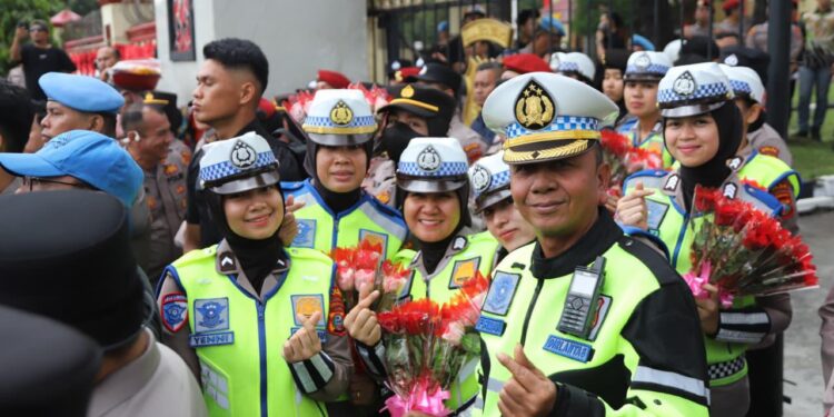 HUT ke-77, Polwan Polda Sumut Bagikan Bunga Sebagai Tanda Duka dan Kehangatan di Aksi Solidaritas Ojol