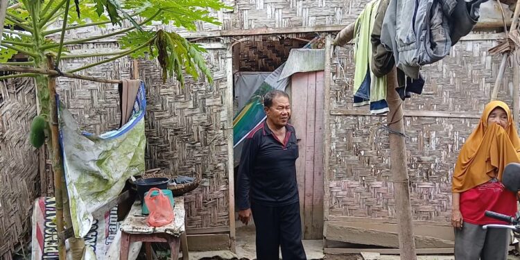 Guru Honorer di Tanjung Morawa Tempati Rumah Nyaris Ambruk