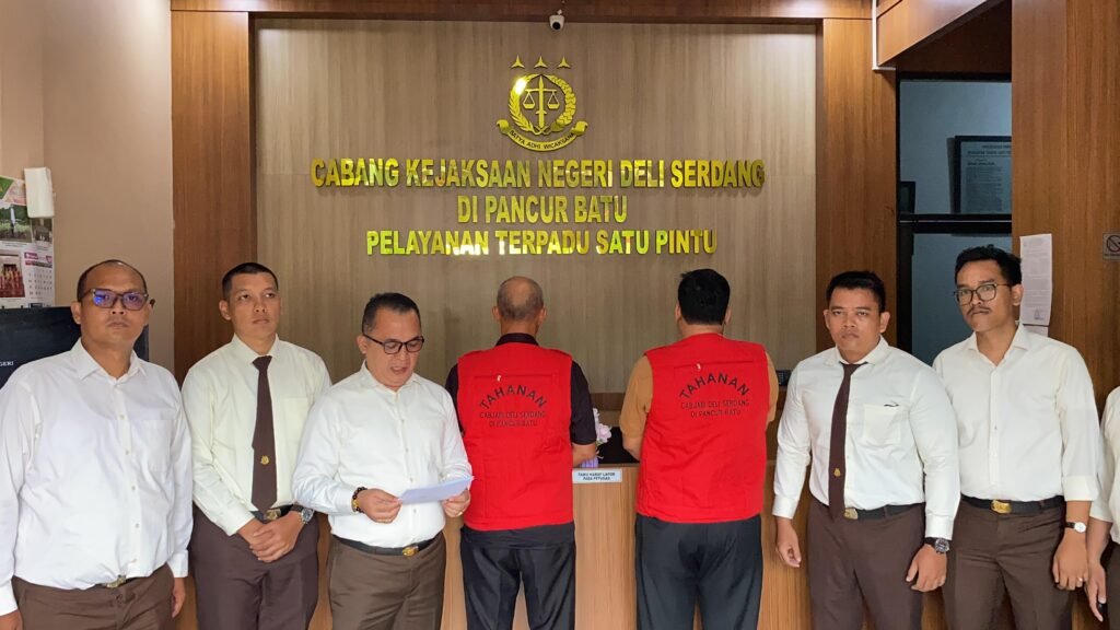 Eks Kepala Sekolah dan Bendahara SMK Negeri 1 Pancur Batu Ditahan