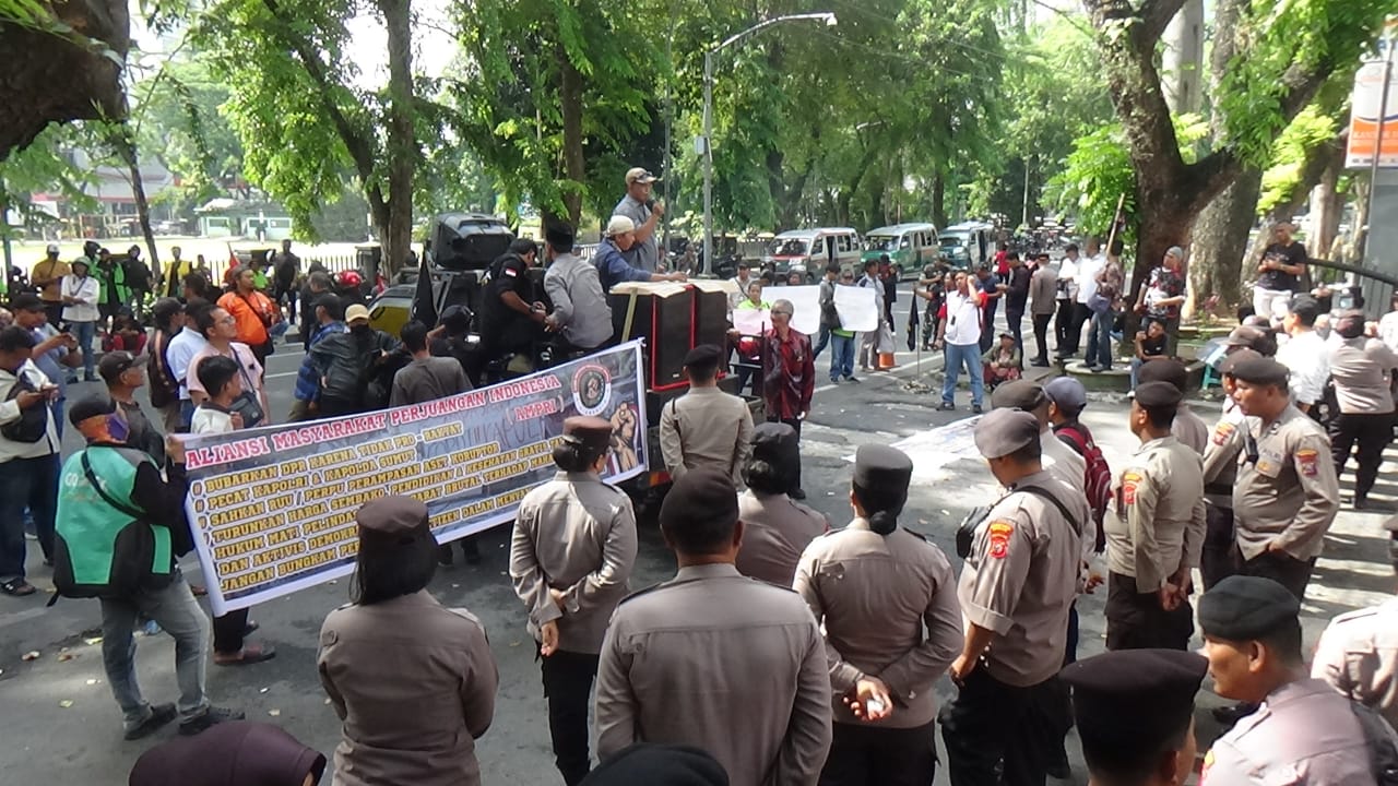 IMG-20250908-WA0047 Demo Damai di DPRD Sumut, Massa Desak Kapolri dan Kapolda Mundur