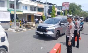 Kasat Lantas Aceh Barat IPTU Yusrizal Terjun Langsung Atur Lalu Lintas Saat Aksi Demonstrasi Mahasiswa