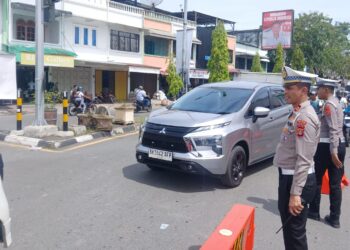 Kasat Lantas Aceh Barat IPTU Yusrizal Terjun Langsung Atur Lalu Lintas Saat Aksi Demonstrasi Mahasiswa