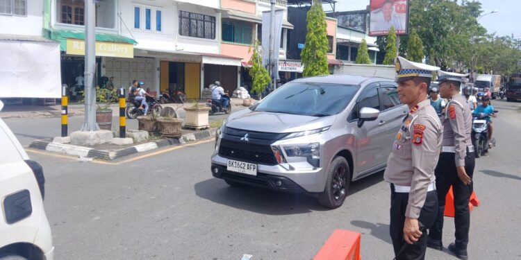 Kasat Lantas Aceh Barat IPTU Yusrizal Terjun Langsung Atur Lalu Lintas Saat Aksi Demonstrasi Mahasiswa