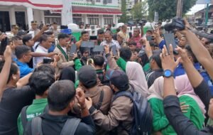 Aksi Jilid II: Akhirnya Ketua DPRK Aceh Barat Berani Temui Massa Aksi