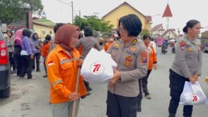 Polwan Polda Sumut Tebar Kepedulian, Salurkan 350 Paket Sembako