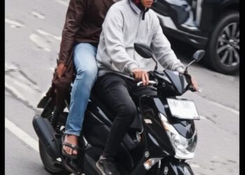 Aksi Maling Paket di Siang Bolong Gasak Puluhan Barang Kurir