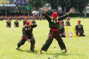 IMG-20250923-WA0017-300x200 Atraksi Spektakuler Warnai Penutupan Latihan Pencak Silat Militer Kodam I/BB