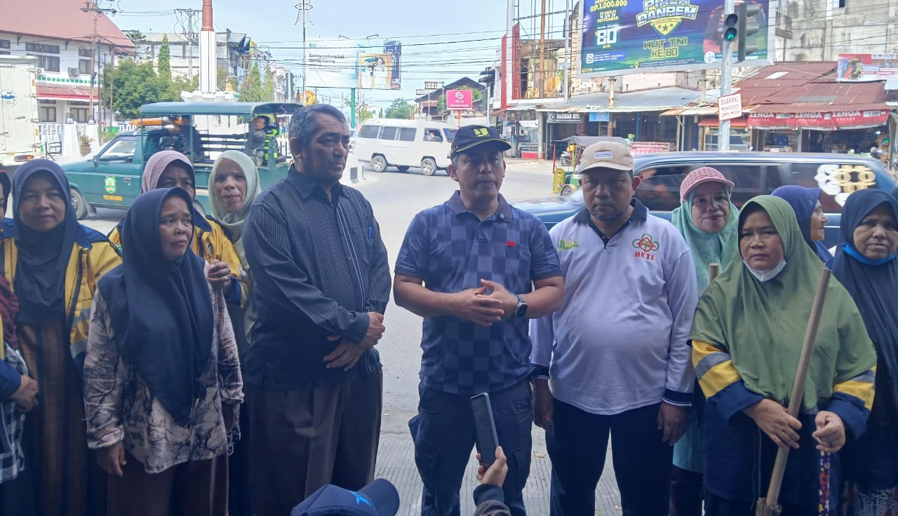 IMG-20250926-WA0028 Petugas Kebersihan Imbau Masyarakat Jaga Lingkungan, Pemkab Aceh Barat Gencarkan Kegiatan Menuju Adipura 2025