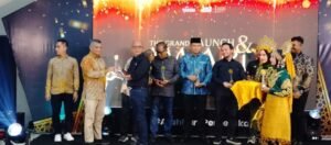 Kepala Dinas DPMPTSP Aceh Barat Terima Penghargaan Tokoh Inovator Pelayanan Publik Terbaik 