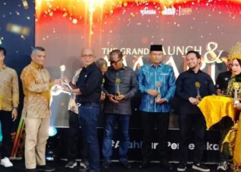 Kepala Dinas DPMPTSP Aceh Barat Terima Penghargaan Tokoh Inovator Pelayanan Publik Terbaik 