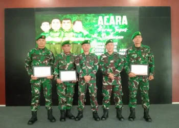 Dandim Aceh Barat Serahkan Piagam Penghargaan Kepada Purna Tugas