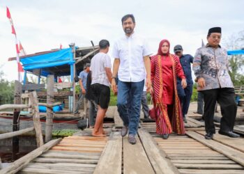 Naik Rakit, Gubernur Mualem Tinjau Akses Kuala Baru di Aceh Singkil