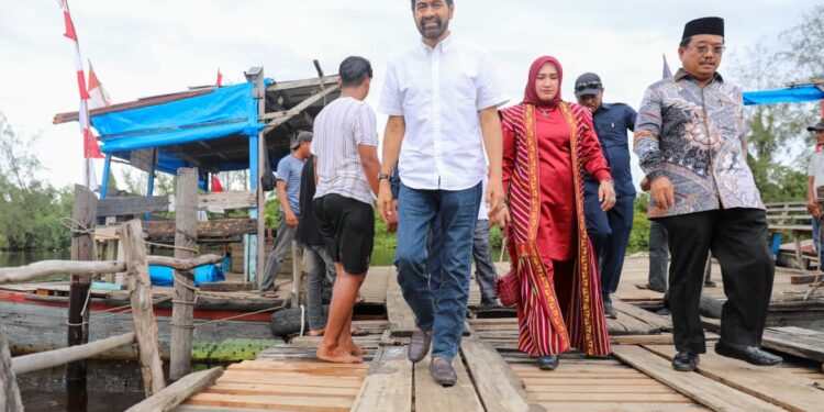 Naik Rakit, Gubernur Mualem Tinjau Akses Kuala Baru di Aceh Singkil