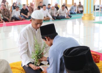 Kapolda Aceh Dipeusijuek oleh Warga Lampaseh Kota