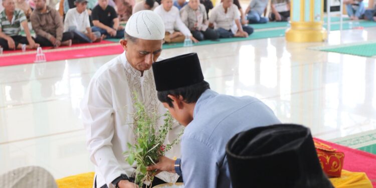 Kapolda Aceh Dipeusijuek oleh Warga Lampaseh Kota