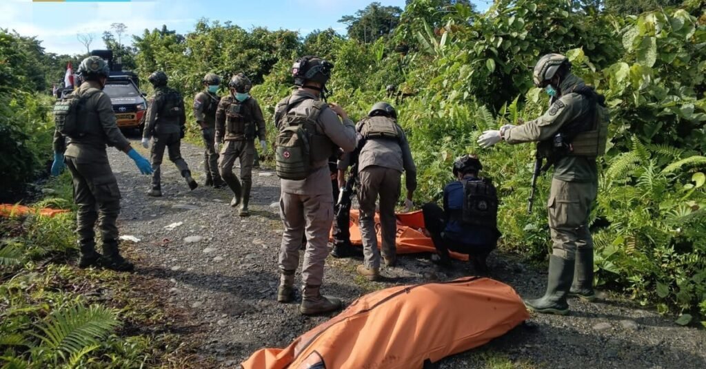 Satgas Operasi Damai Cartenz Evakuasi Dua Warga Korban Pembunuhan di Yahukimo