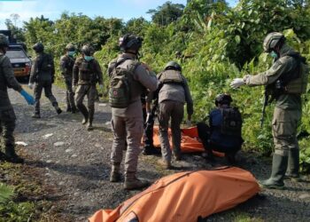 Satgas Operasi Damai Cartenz Evakuasi Dua Warga Korban Pembunuhan di Yahukimo