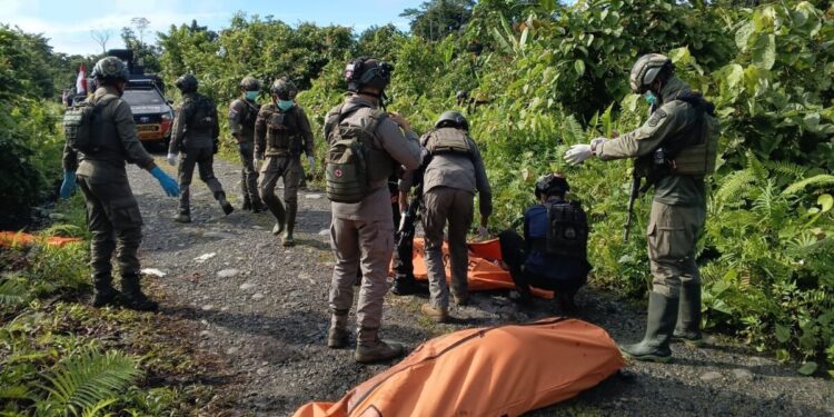 Satgas Operasi Damai Cartenz Evakuasi Dua Warga Korban Pembunuhan di Yahukimo