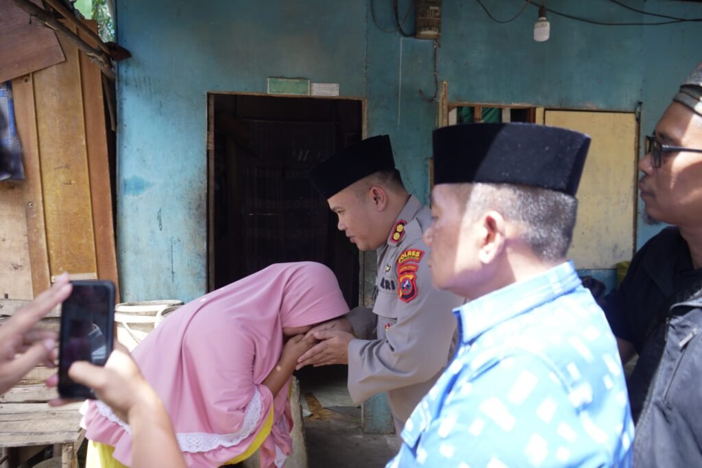 Air Mata Bahagia Warga Tak Mampu, Kapolres Labusel Bantu Sembako, Pengobatan anak, Hingga Bedah Rumah