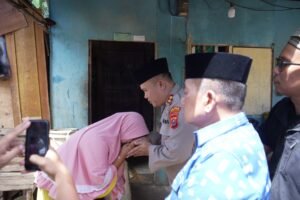 Air Mata Bahagia Warga Tak Mampu, Kapolres Labusel Bantu Sembako, Pengobatan anak, Hingga Bedah Rumah