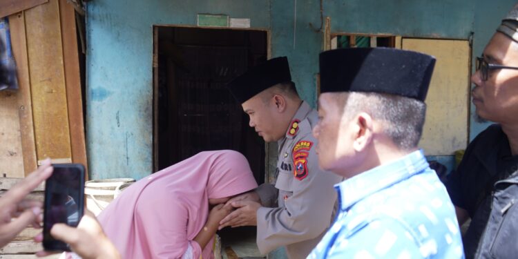 Air Mata Bahagia Warga Tak Mampu, Kapolres Labusel Bantu Sembako, Pengobatan anak, Hingga Bedah Rumah