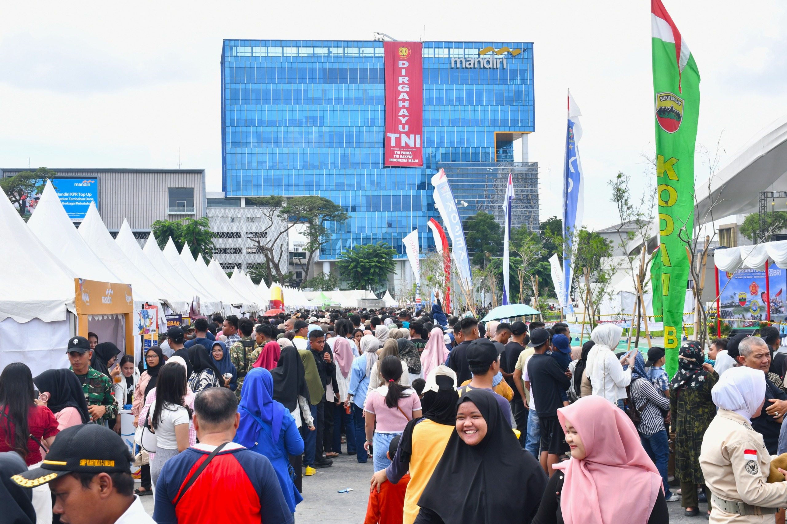 IMG-20251006-WA0013 Ratusan Gerobak UMKM Sajikan Makanan Gratis di HUT ke-80 TNI Medan
