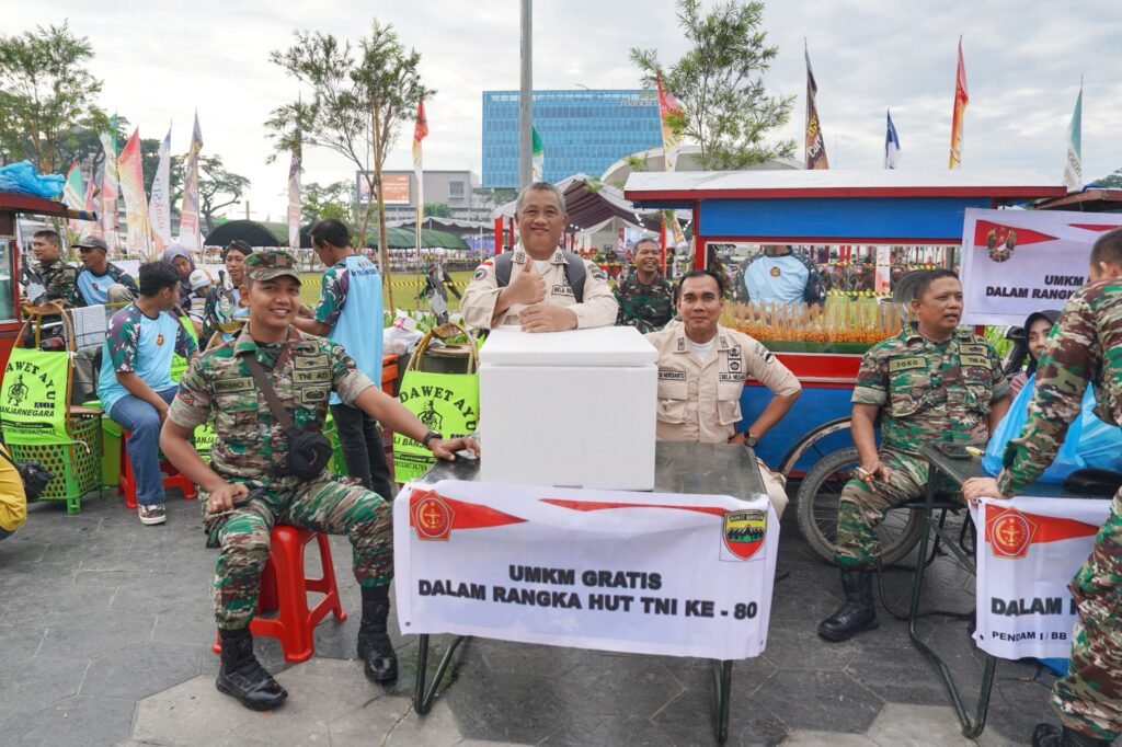 Ratusan Gerobak UMKM Sajikan Makanan Gratis di HUT ke-80 TNI Medan