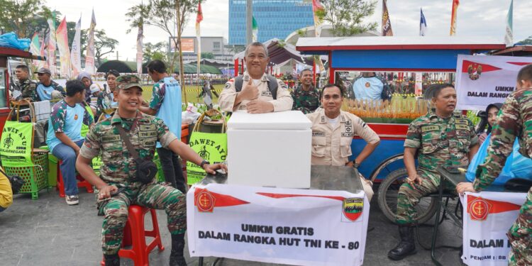 Ratusan Gerobak UMKM Sajikan Makanan Gratis di HUT ke-80 TNI Medan