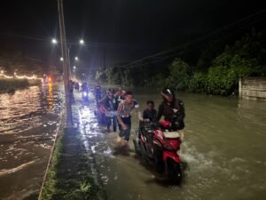 Polisi Hadir untuk Masyarakat: Ditsamapta Polda Sumut Turun Langsung Bantu Warga Hadapi Banjir