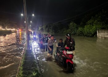 Polisi Hadir untuk Masyarakat: Ditsamapta Polda Sumut Turun Langsung Bantu Warga Hadapi Banjir