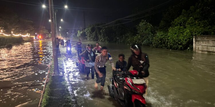 Polisi Hadir untuk Masyarakat: Ditsamapta Polda Sumut Turun Langsung Bantu Warga Hadapi Banjir