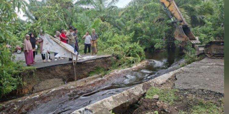 Bupati Aceh Barat Bersama Dinas PUPR Tinjau Jalan Yang Terputus Akibat Curah Hujan Tinggi