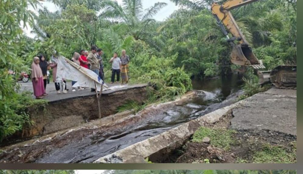 Bupati Aceh Barat Bersama Dinas PUPR Tinjau Jalan Yang Terputus Akibat Curah Hujan Tinggi