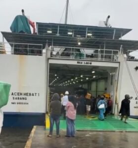 Seorang Pemuda Meloncat Dari Kapal Aceh Hebat, Keberangkatan Kapal Tertunda Beberapa Jam