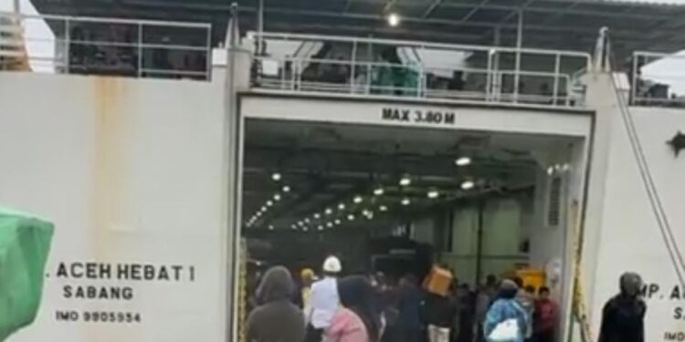 Seorang Pemuda Meloncat Dari Kapal Aceh Hebat, Keberangkatan Kapal Tertunda Beberapa Jam
