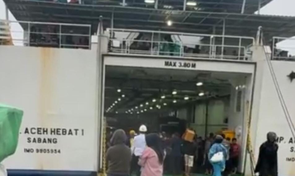 Seorang Pemuda Meloncat Dari Kapal Aceh Hebat, Keberangkatan Kapal Tertunda Beberapa Jam